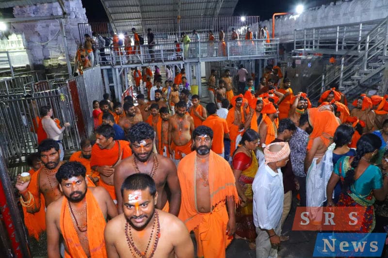 హనుమాన్ స్వాములతో కాషాయమయం అయిన రాజన్న ఆలయం...