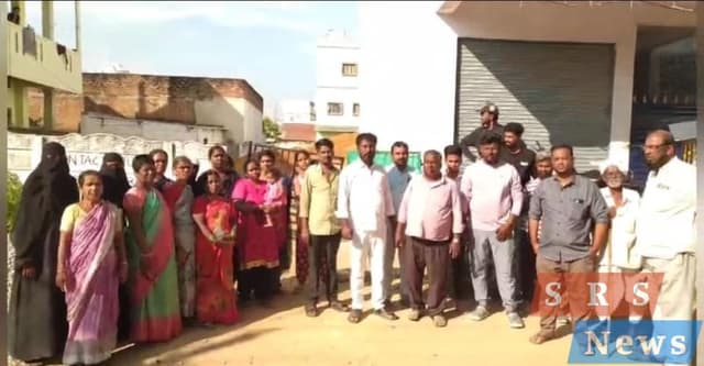 వోడాఫోన్ టవర్ నిర్మించవద్దని కాలనీవాసుల ఆందోళన..